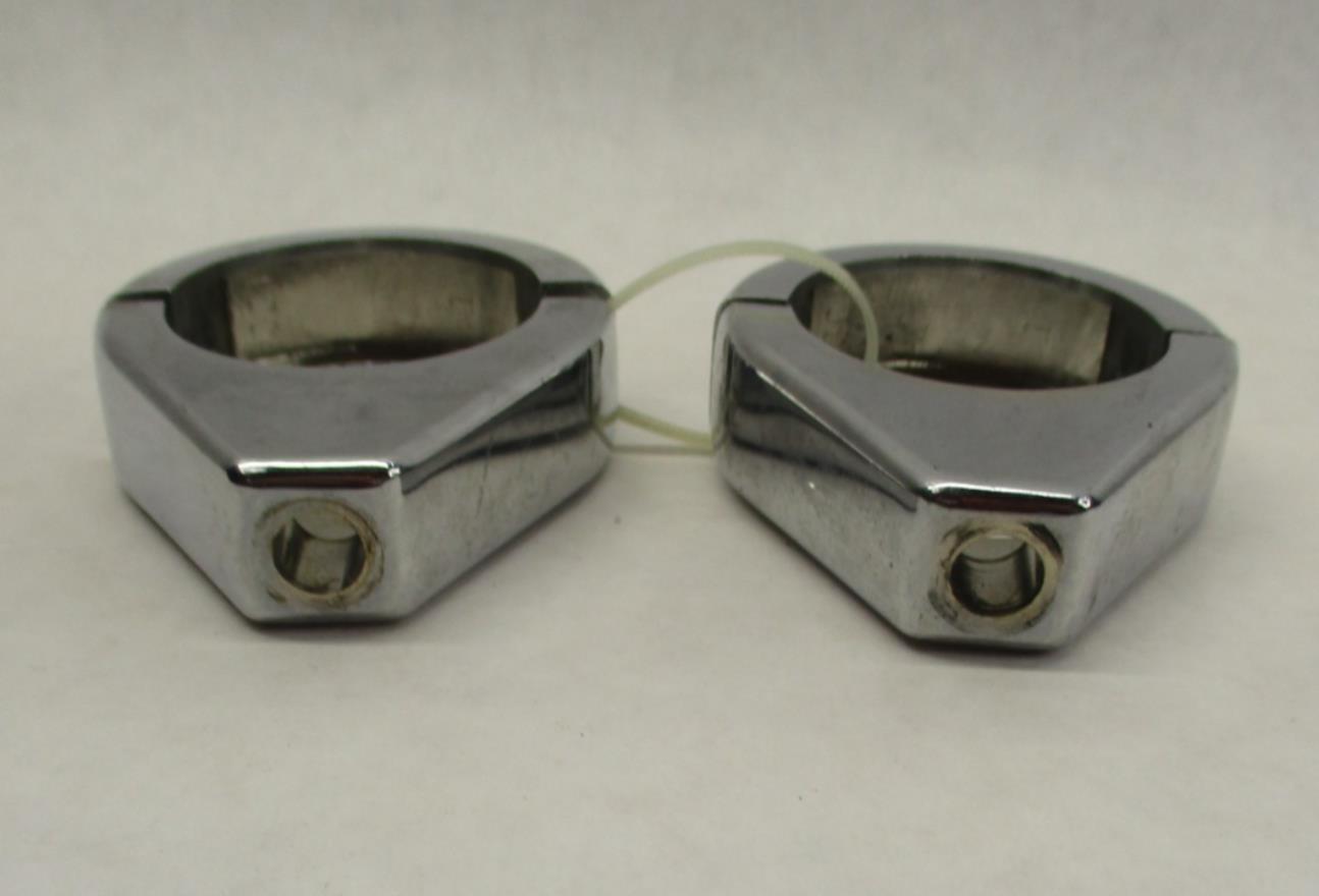 Pair Set of Harley Davidson Turn Signal Clamps Brackets Dyna Softail