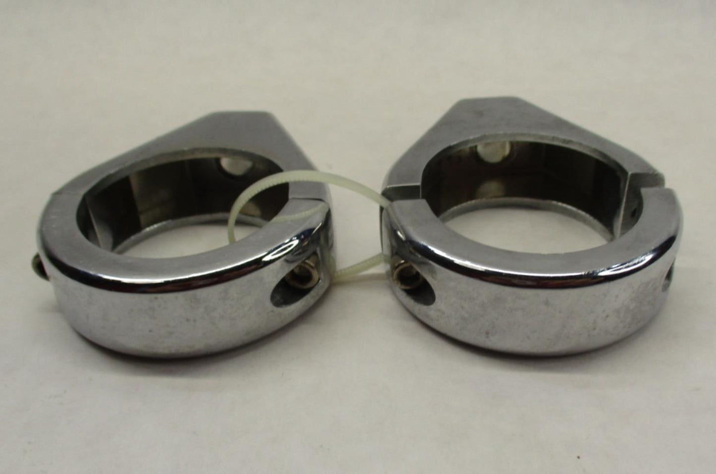 Pair Set of Harley Davidson Turn Signal Clamps Brackets Dyna Softail