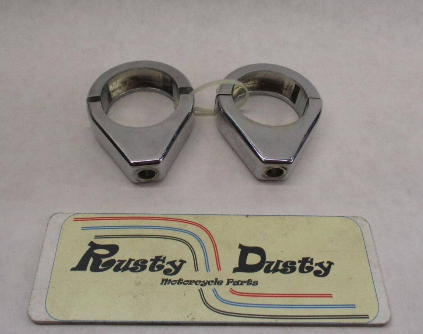 Pair Set of Harley Davidson Turn Signal Clamps Brackets Dyna Softail