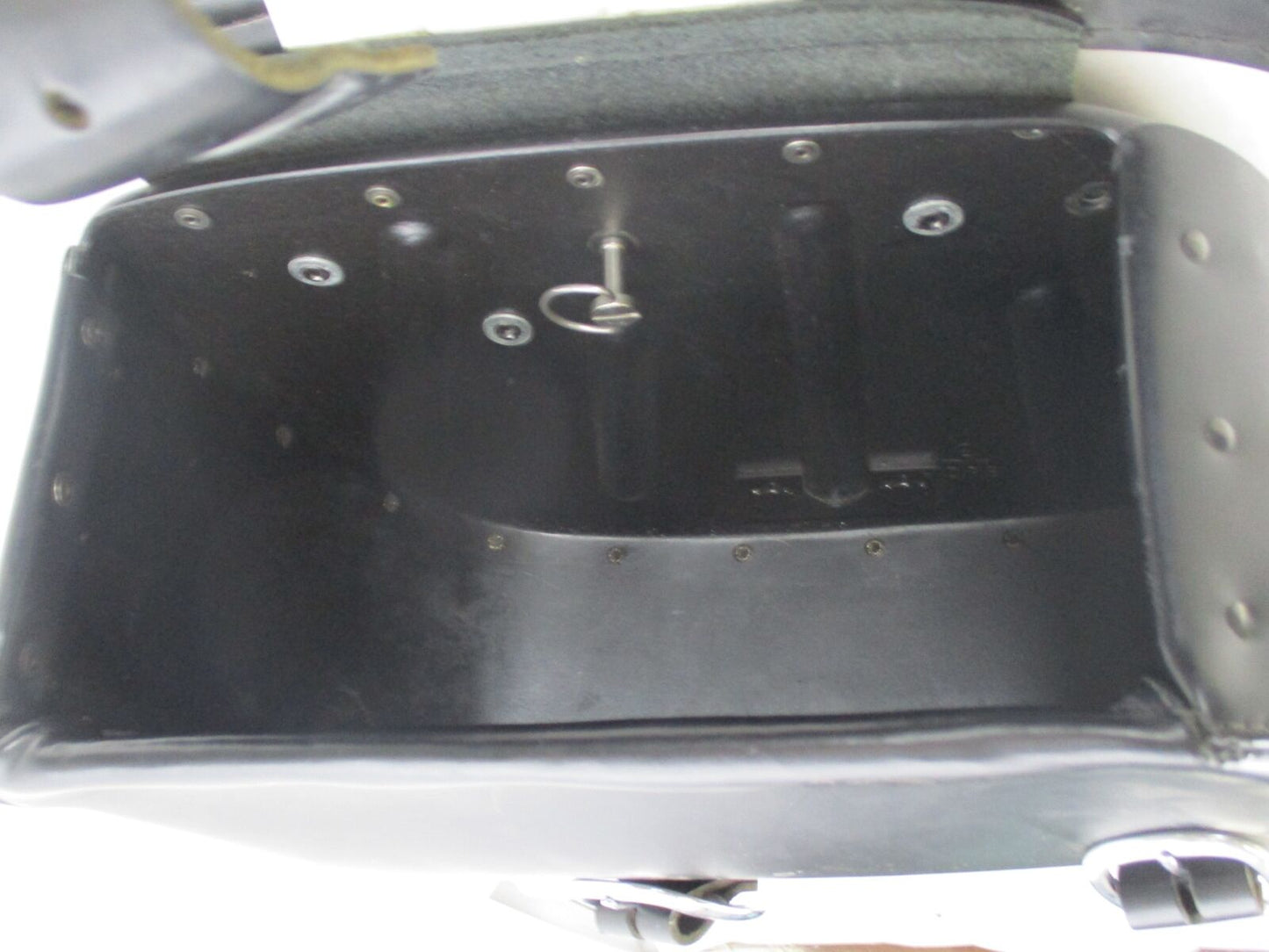 Harley Davidson Genuine 00-06 Softail Fatboy Saddlebag with Bracket 90452-04