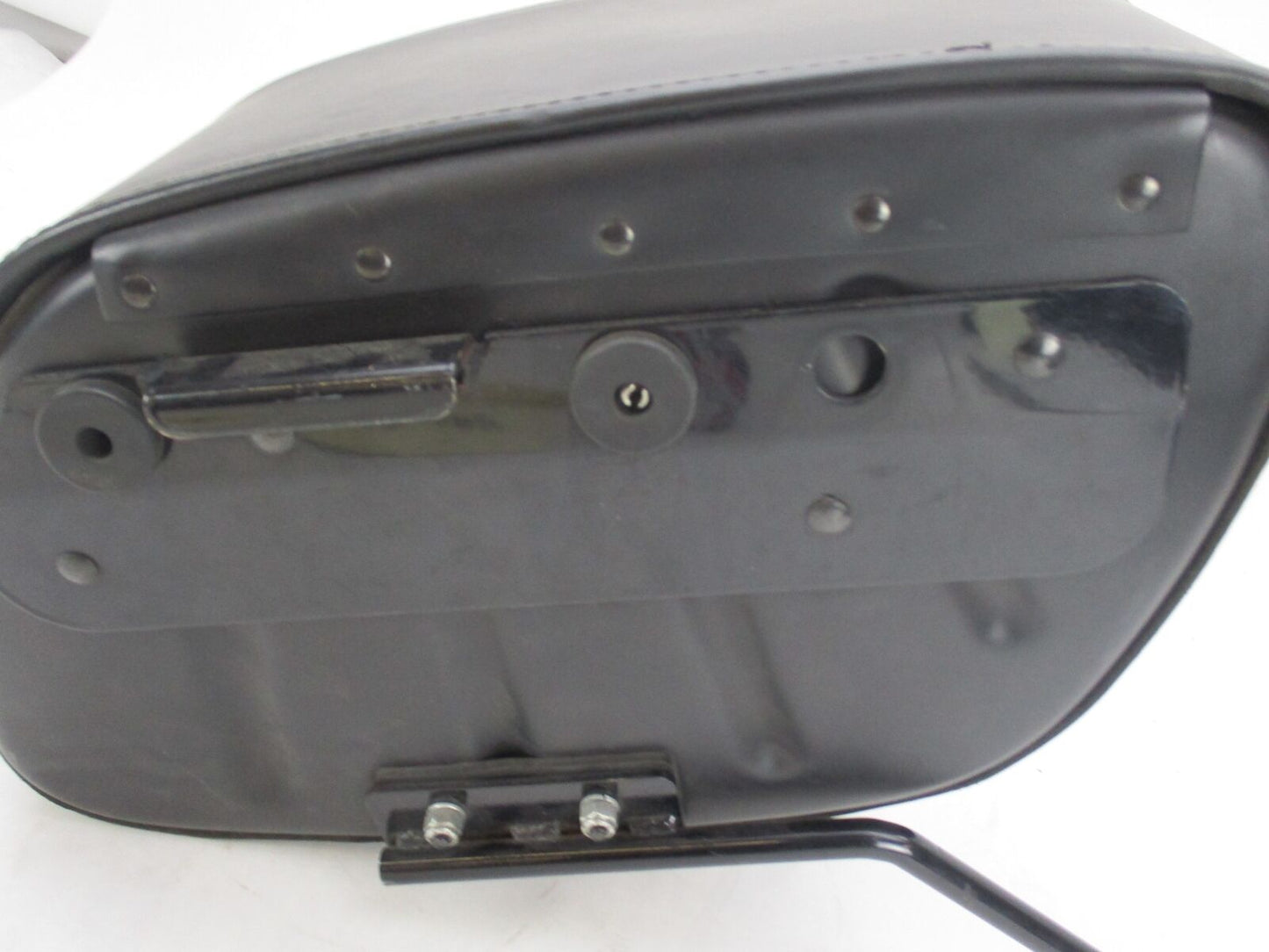 Harley Davidson Genuine 00-06 Softail Fatboy Saddlebag with Bracket 90452-04