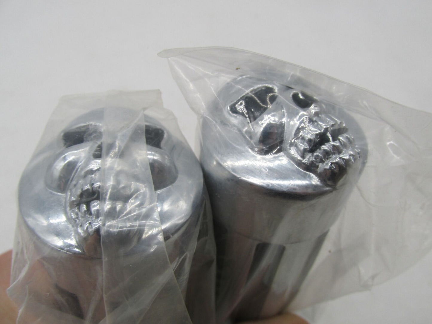 Harley-Davidson 1" Chrome Rubber Ribbed Handlebar Grip w/ Chrome Skull End Caps