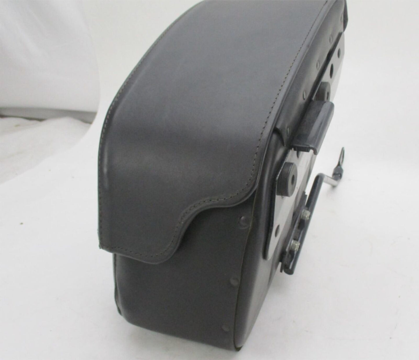 Harley Davidson Genuine 00-06 Softail Fatboy Saddlebag with Bracket 90452-04