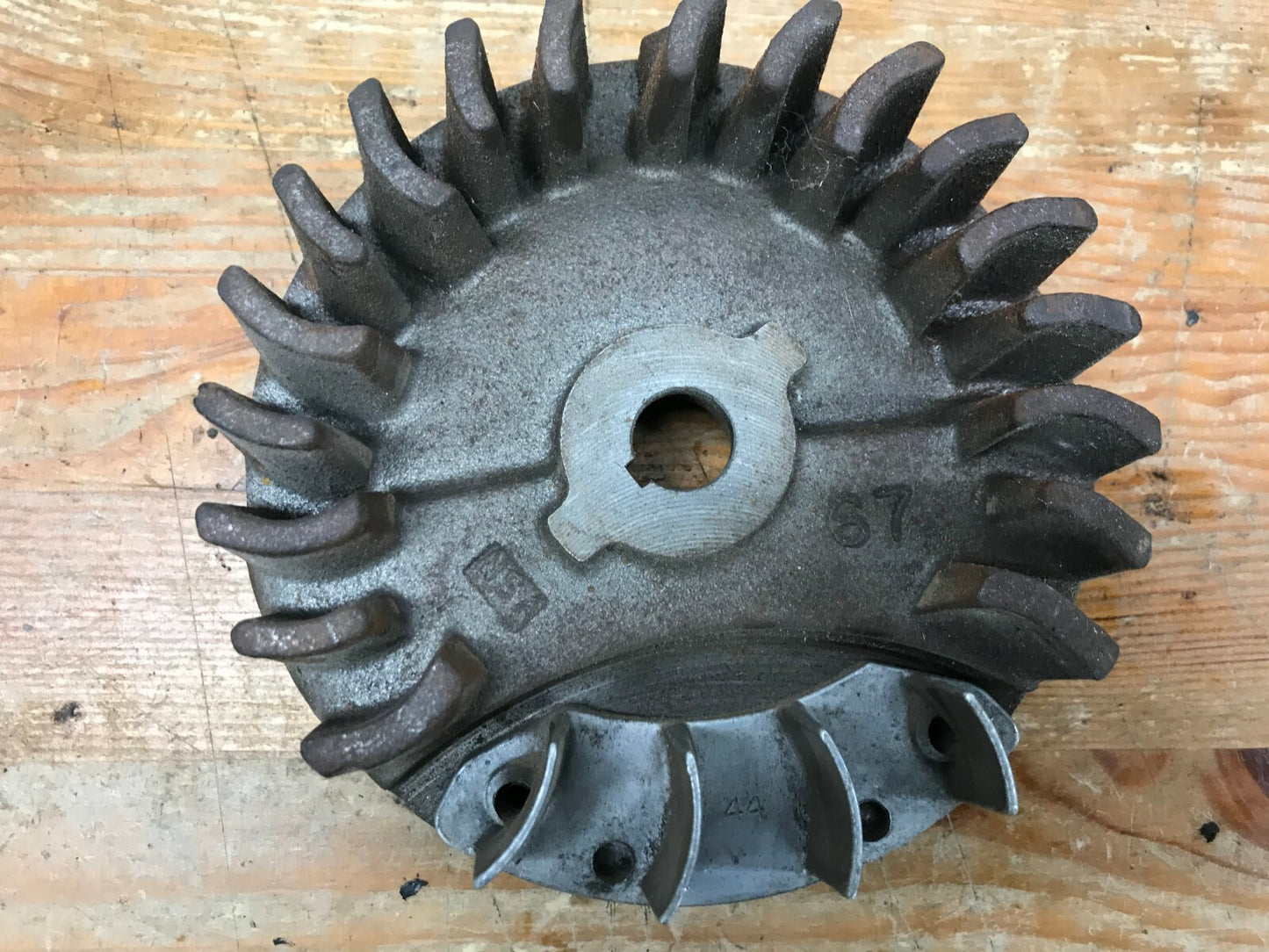 Briggs & Stratton Cast Iron Engine Flywheel Magneto N5A 67 large fins Nice