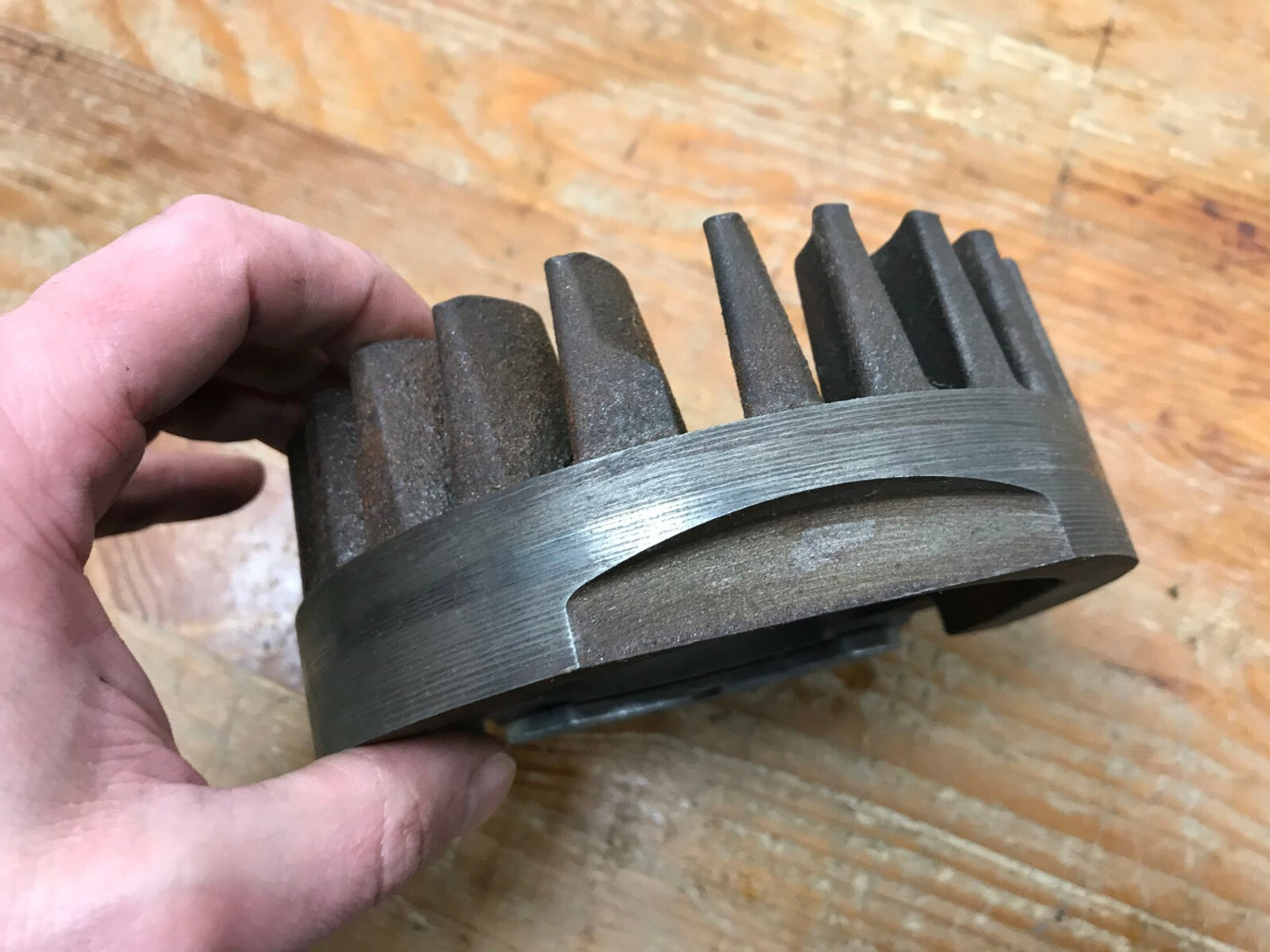 Briggs & Stratton Cast Iron Engine Flywheel Magneto N5A 67 large fins Nice