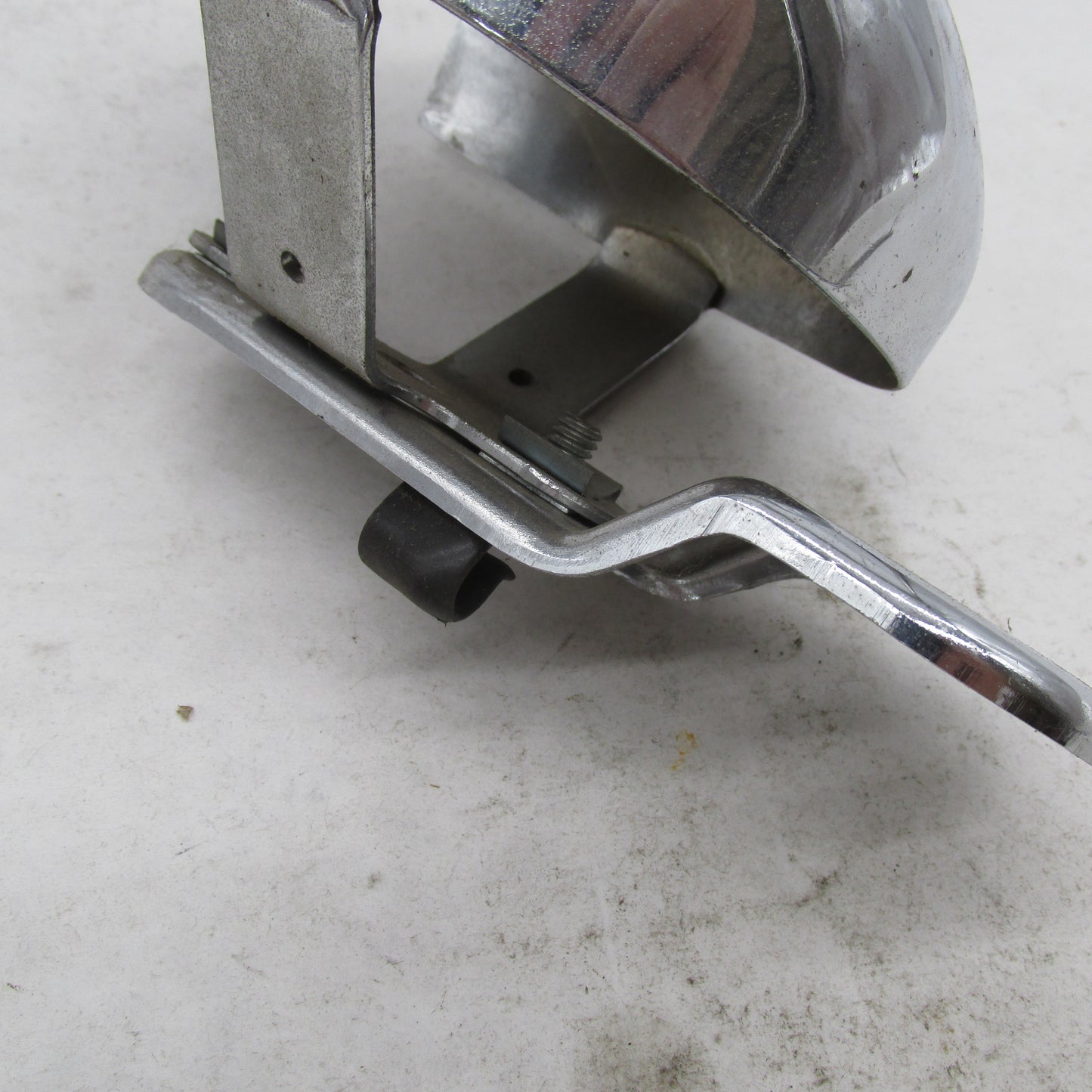 Harley Davidson OEM NOS Horn Cover Bracket Assembly Sftail DYNA Tourin
