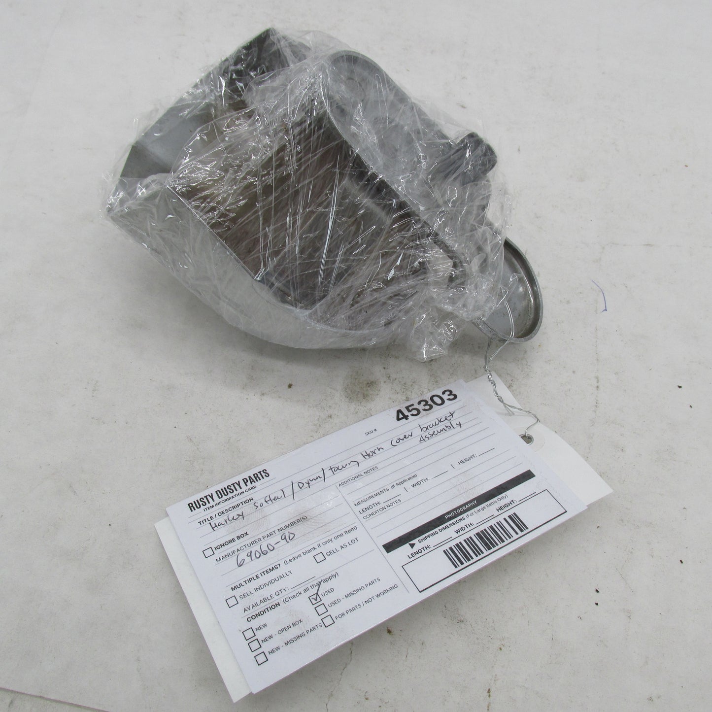 Harley Davidson OEM NOS Horn Cover Bracket Assembly Sftail DYNA Tourin