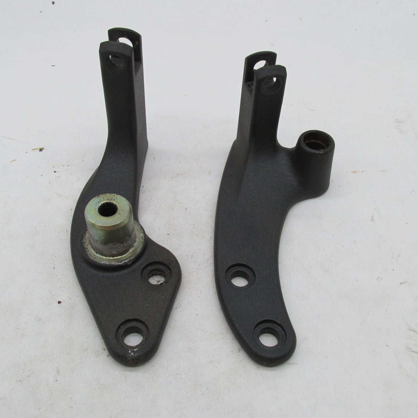 Pair of Harley Davidson OEM Stock Dyna Footrest Brackets 42481-92 3369