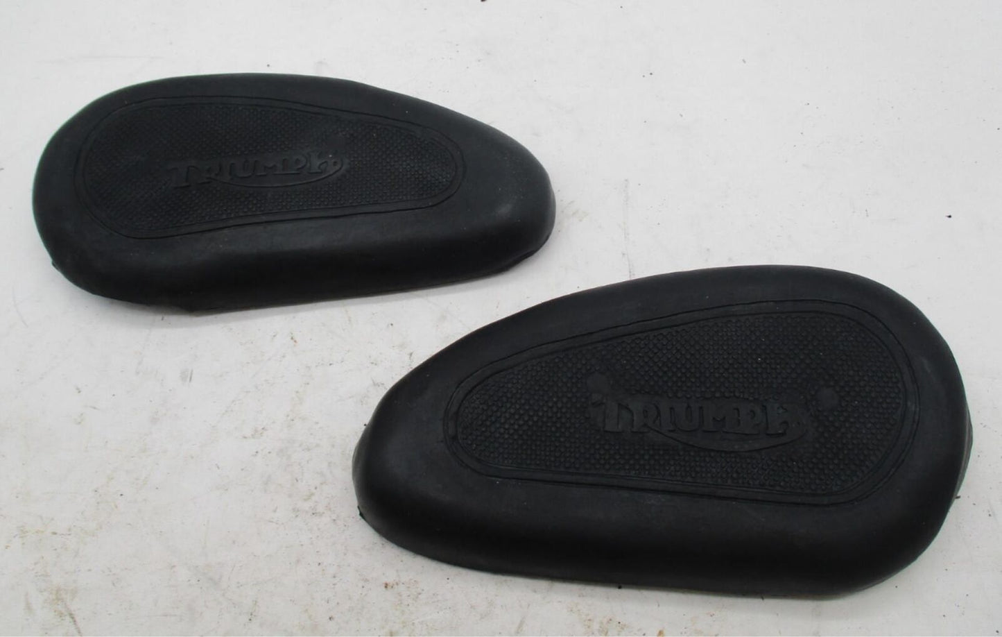 Pair of Triumph 500 650 Gas Tank Knee Pads Domi racer 95-822551