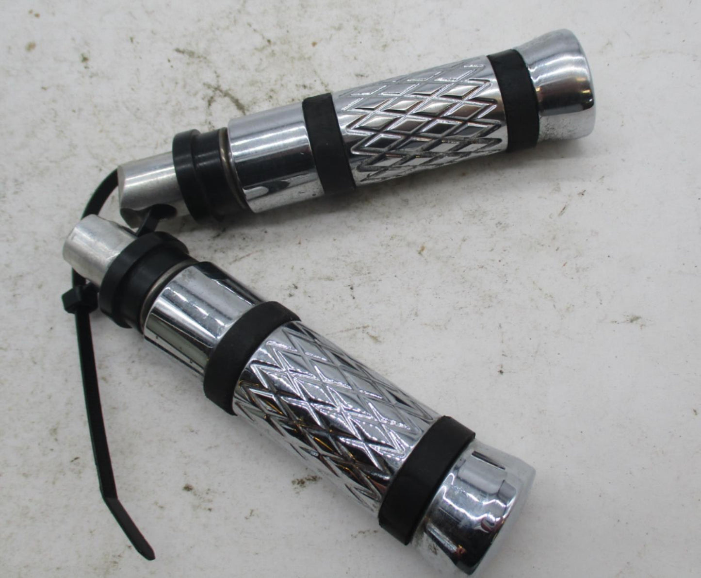 Pair of Harley Davidson Custom Style Chrome Diamond Pattern Round Pegs