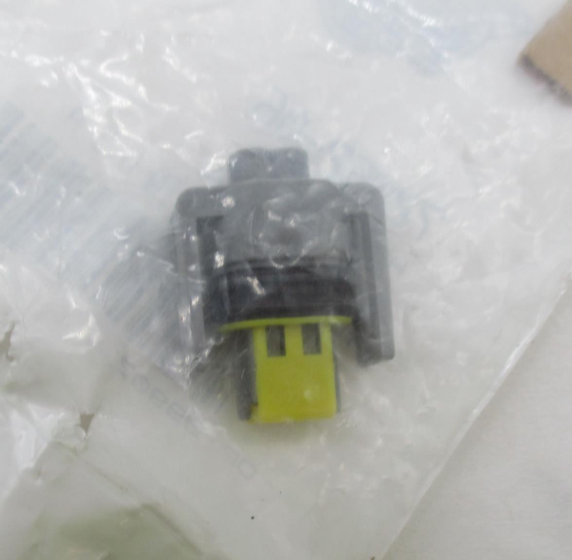 Harley Davidson Genuine NOS 2-Way Female Housing Air Temp Connector 72062-06