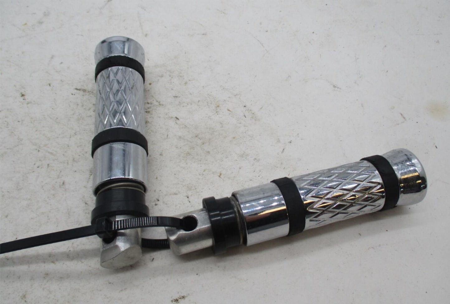 Pair of Harley Davidson Custom Style Chrome Diamond Pattern Round Pegs