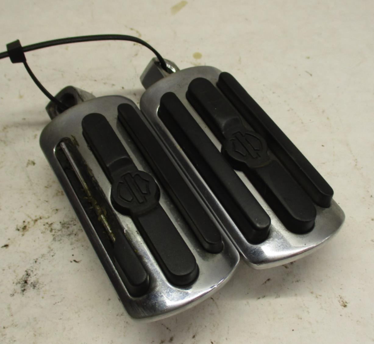 Genuine Harley Davidson Footpegs Chrome & 3 Rib Ribbed Angled Rubber Logo