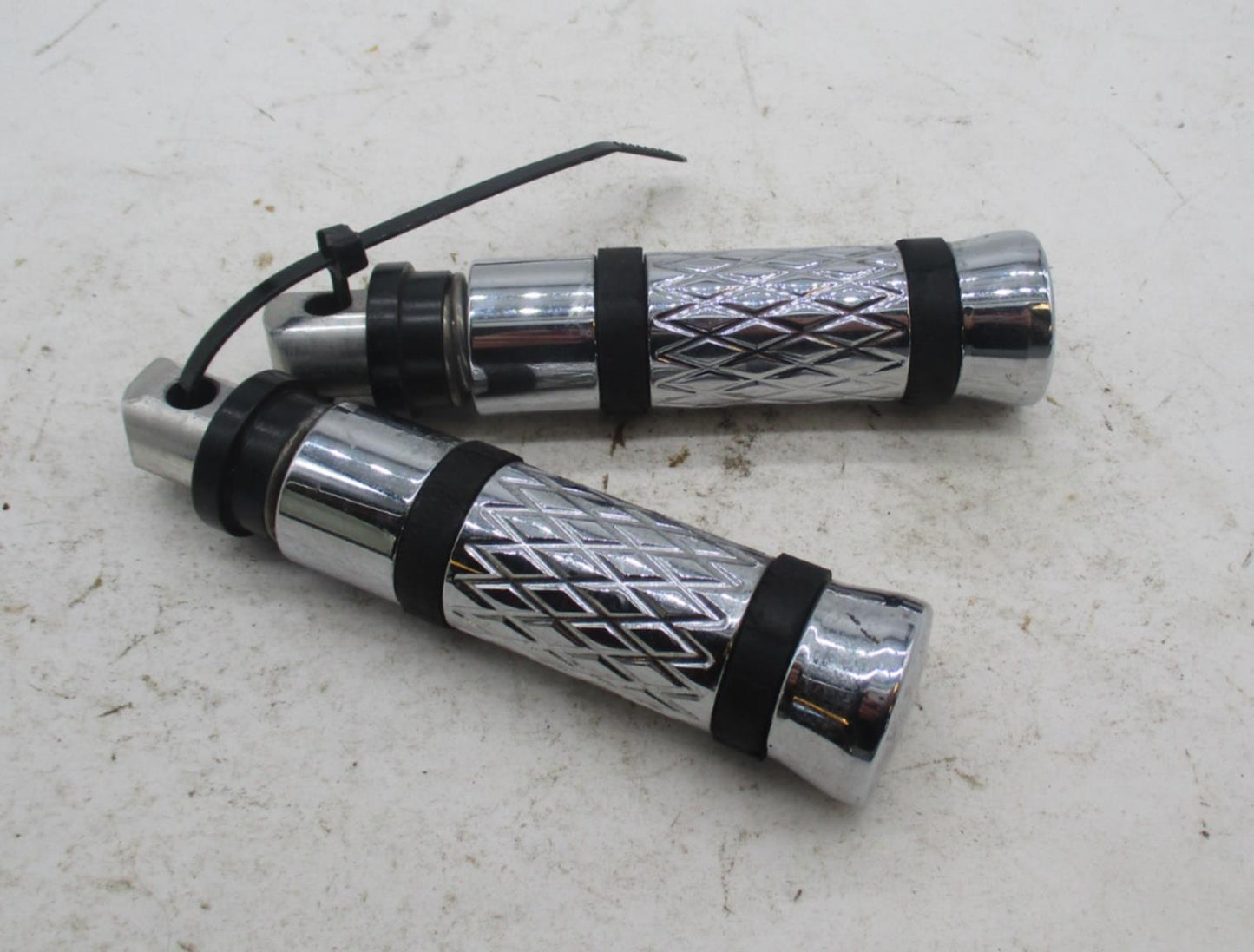 Pair of Harley Davidson Custom Style Chrome Diamond Pattern Round Pegs