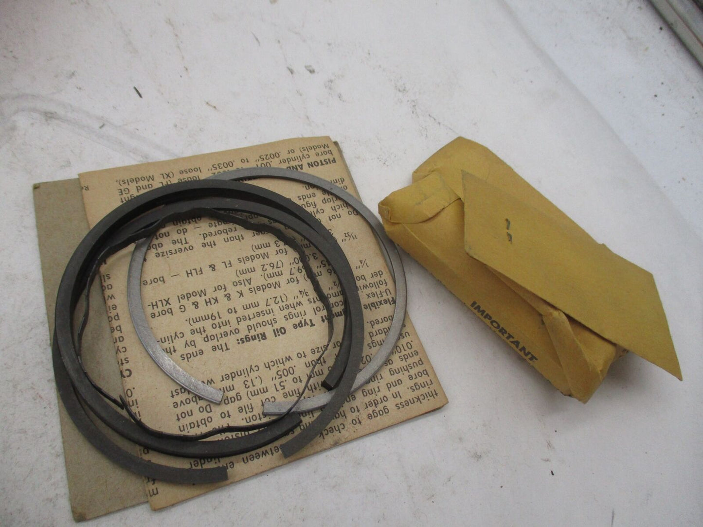 Pair of Harley Davidson Genuine NOS Pistons 750cc 22255-29B 22253-29B