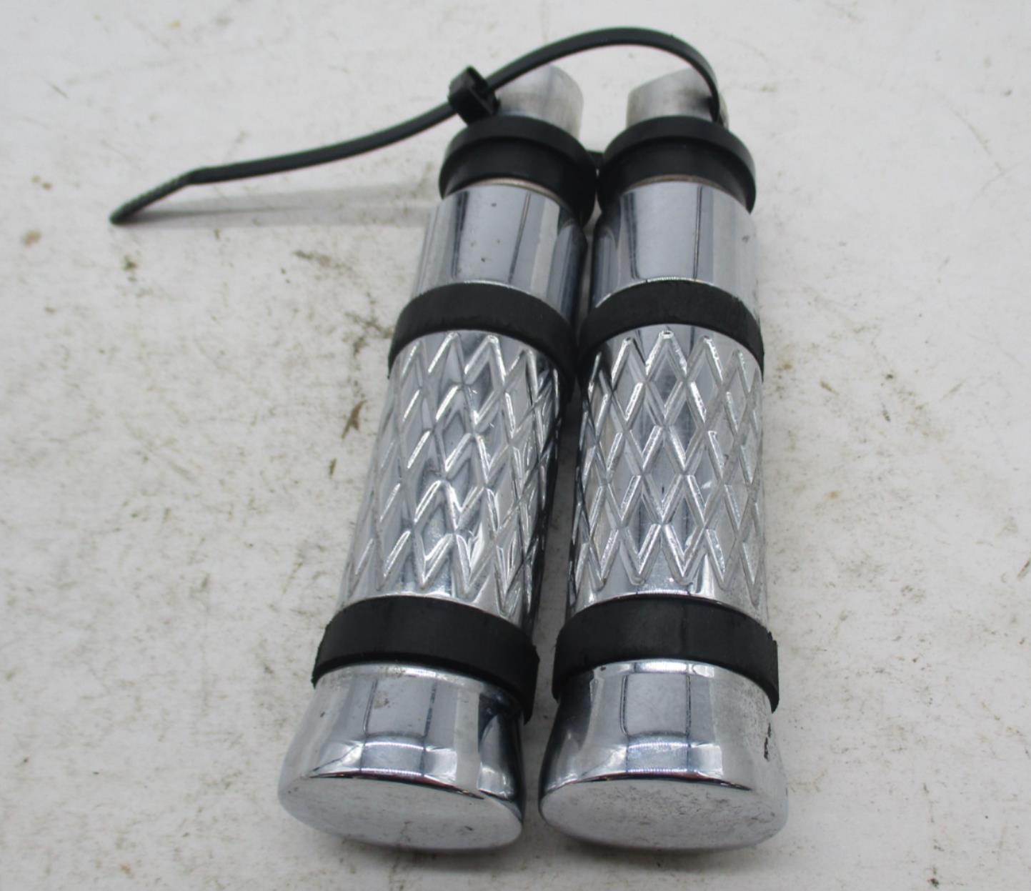 Pair of Harley Davidson Custom Style Chrome Diamond Pattern Round Pegs
