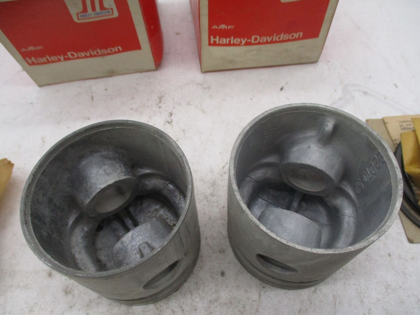 Pair of Harley Davidson Genuine NOS Pistons 750cc 22255-29B 22253-29B