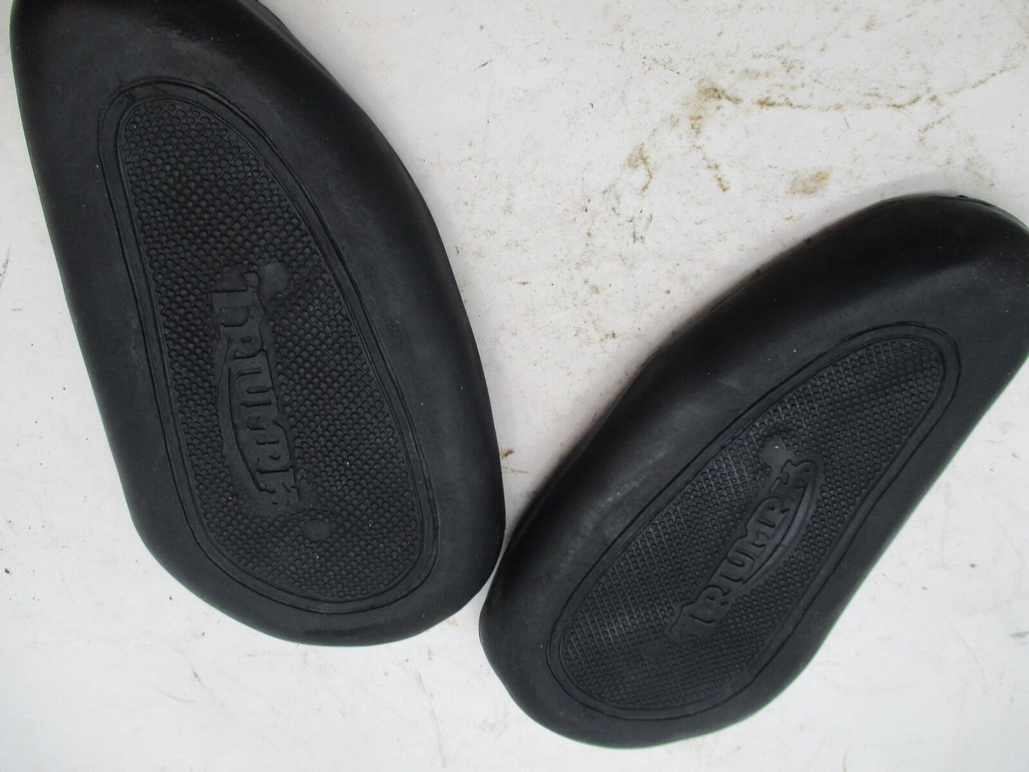 Pair of Triumph 500 650 Gas Tank Knee Pads Domi racer 95-822551